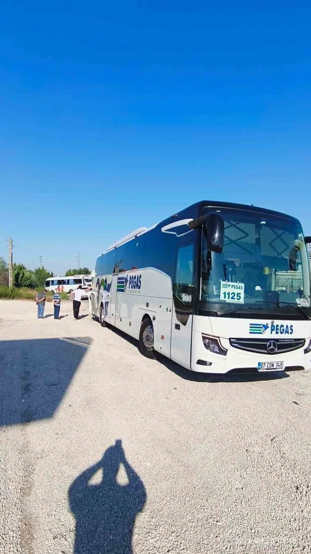 ANTALYA’NIN SERİK İLÇESİNDE TUR OTOBÜSÜ İLE SERVİS MİNİBÜSÜNÜN ÇARPIŞMASI SONUCU MEYDANA GELEN KAZADA 6 KİŞİ YARALANDI.