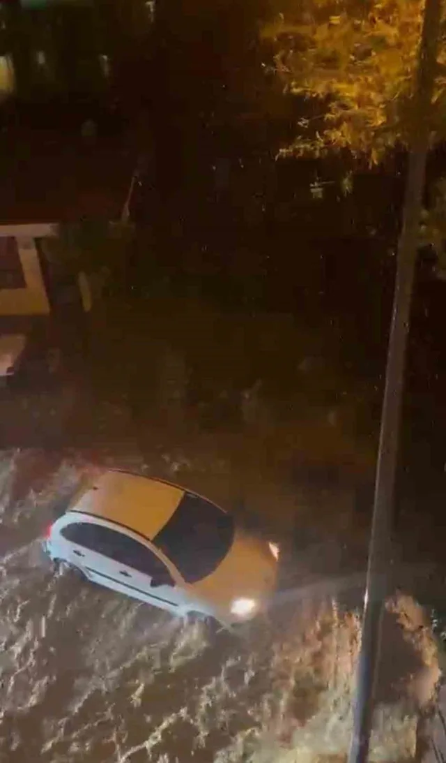 METEOROLOJİ GENEL MÜDÜRLÜĞÜNÜN TURUNCU KOD VERDİĞİ SAKARYA'DA BEKLENEN YAĞIŞ KENTİN KUZEYİNDEN GİRİŞ YAPMASIYLA BİRLİKTE KARASU İLÇE MERKEZİ SULAR ALTINDA KALDI