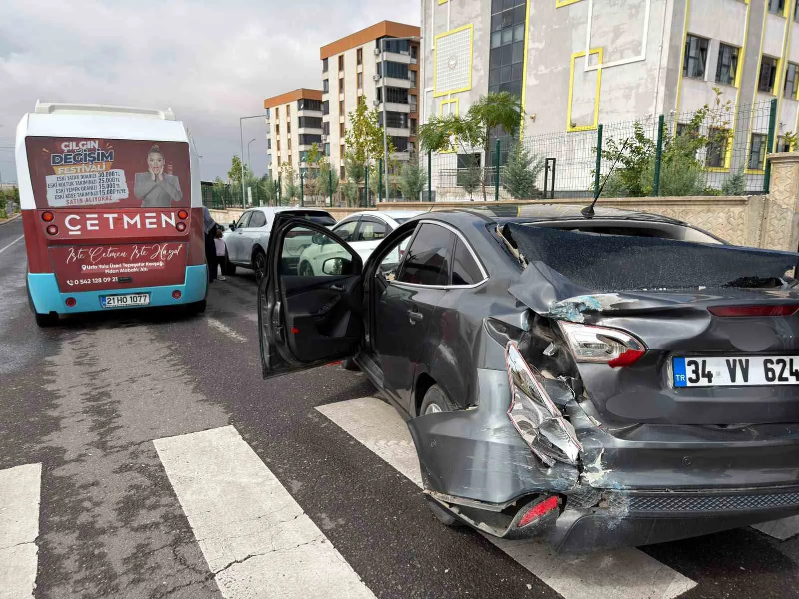 DİYARBAKIR’DA BİR İLKOKULUN ÖNÜNDE ÖZEL HALK OTOBÜSÜ İLE OTOMOBİLİN ÇARPIŞMASI SONUCU BİRİ ÇOCUK 4 KİŞİ HAFİF YARALANDI.
