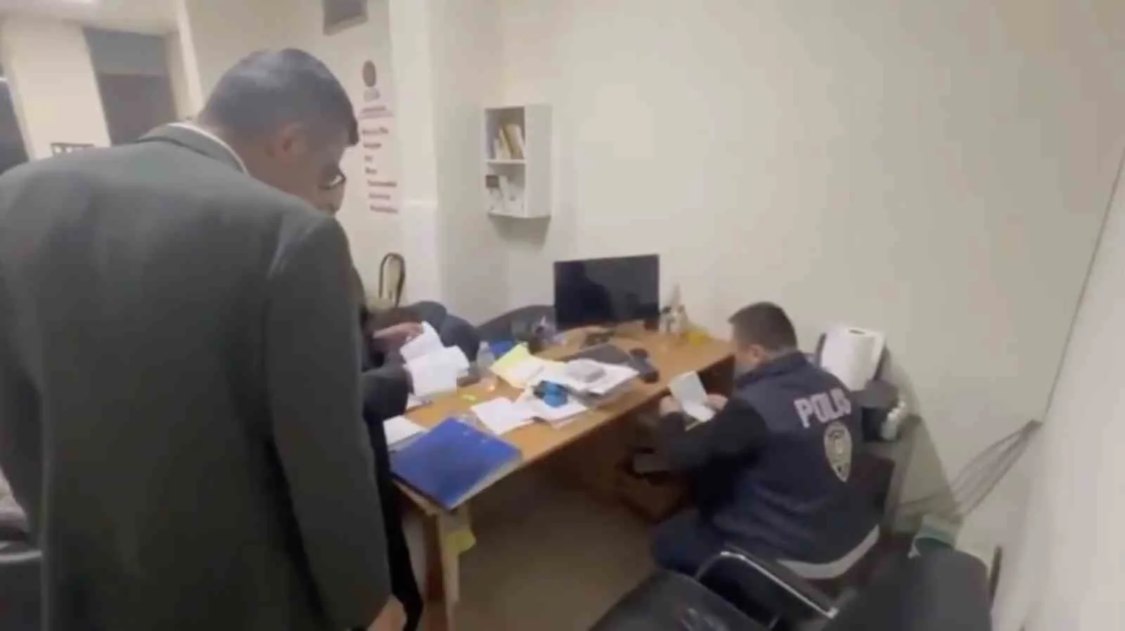 KOCAELİ MERKEZLİ 20 İLİ KAPSAYAN OPERASYONDA, SAHTE BELGE DÜZENLEYEREK HAKSIZ VERGİ İADESİ ALDIKLARI ÖNE SÜRÜLEN 155 FİRMAYA YÖNELİK SORUŞTURMADA 52 ŞÜPHELİ YAKALANDI. ŞÜPHELİLERDEN 31’İ TUTUKLANIRKEN, TOPLAM İŞLEM HACMİNİN 31 MİLYAR 300 MİLYON 142 BİN 753 LİRA 34 KURUŞ OLDUĞU BELİRLENDİ.