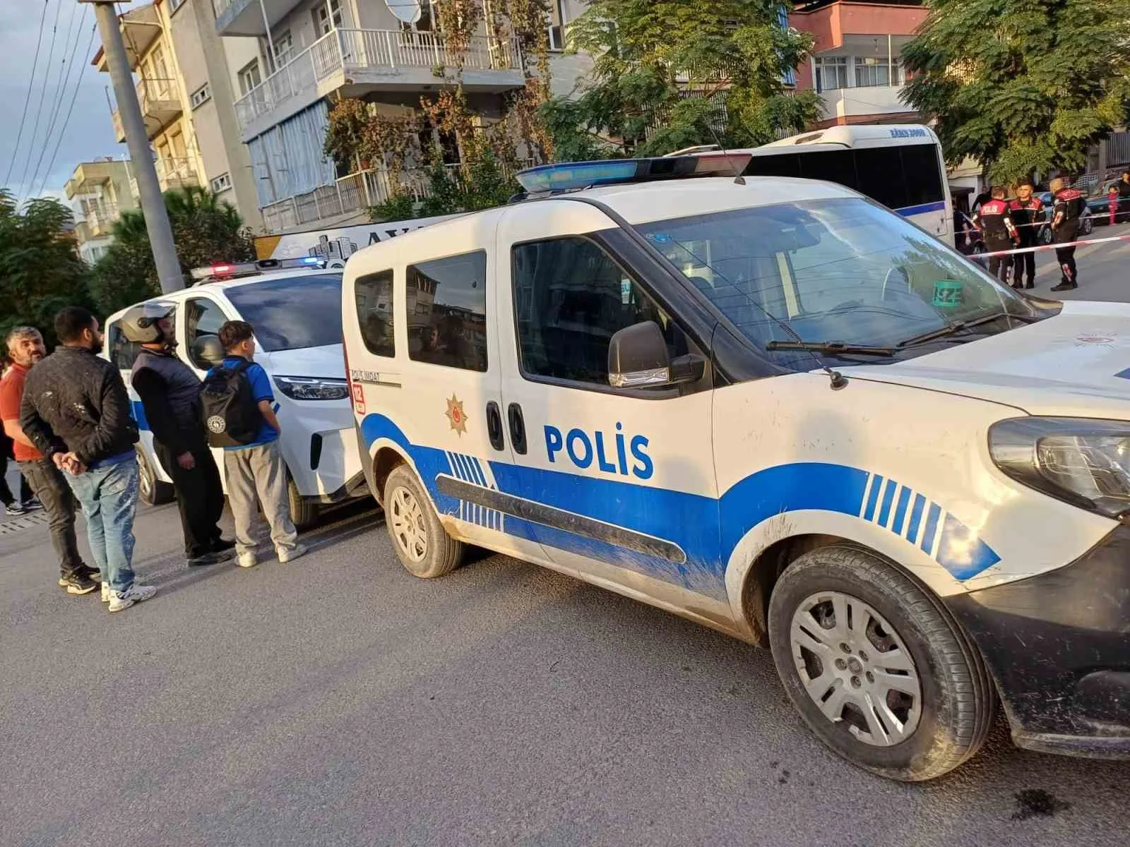 MANİSA’NIN SALİHLİ İLÇESİNDE İŞÇİ SERVİS MİNİBÜSÜNÜN ÇARPTIĞI 8 YAŞINDAKİ BİSİKLETLİ ÇOCUK, OLAY YERİNDE HAYATINI KAYBETTİ. KAZANIN ARDINDAN MİNİBÜS SÜRÜCÜSÜ GÖZALTINA ALINIRKEN, ARAÇ TRAFİKTEN MEN EDİLDİ.