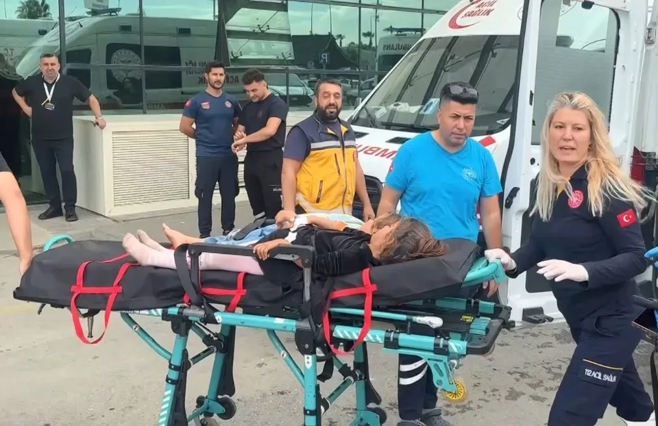 MERSİN'İN TARSUS İLÇESİ SINIRLARINDA OTOYOLDA TARIM İŞÇİLERİNİ TAŞIYAN MİNİBÜS İLE 2 TIRIN KARIŞTIĞI KAZADA 11 KİŞİ YARALANDI.