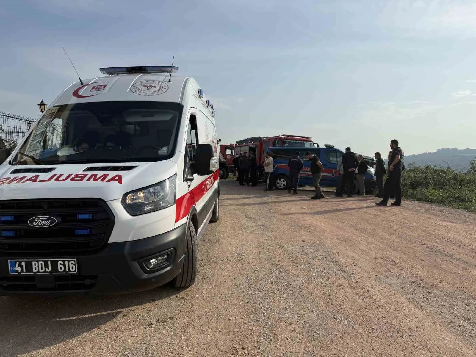 İZMİT İLÇESİNDE ÖZEL HALK OTOBÜSÜ SÜRÜCÜSÜ, SON DURAĞA ULAŞIP ARACINDAN İNDİKTEN SONRA HENÜZ BİLİNMEYEN BİR SEBEPLE OTOBÜSÜN ALTINDA KALARAK HAYATINI KAYBETTİ.