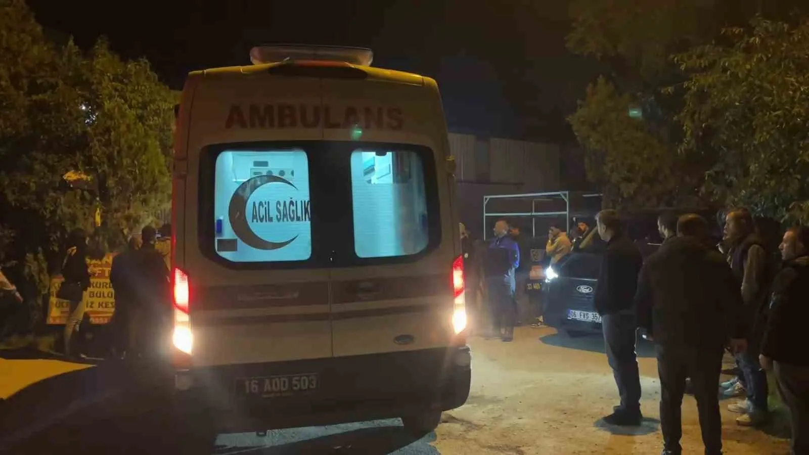 BURSA'DA BİR BOYAHANE FABRİKASINDA, FORKLİFTTEN DÜŞEN DEMİR BLOĞUN ALTINDA KALAN 24 YAŞINDAKİ GENÇ, OLAY YERİNDE HAYATINI KAYBETTİ. AİLE YAKINLARI OLAY YERİNDE SİNİR KRİZİ GEÇİRDİ.