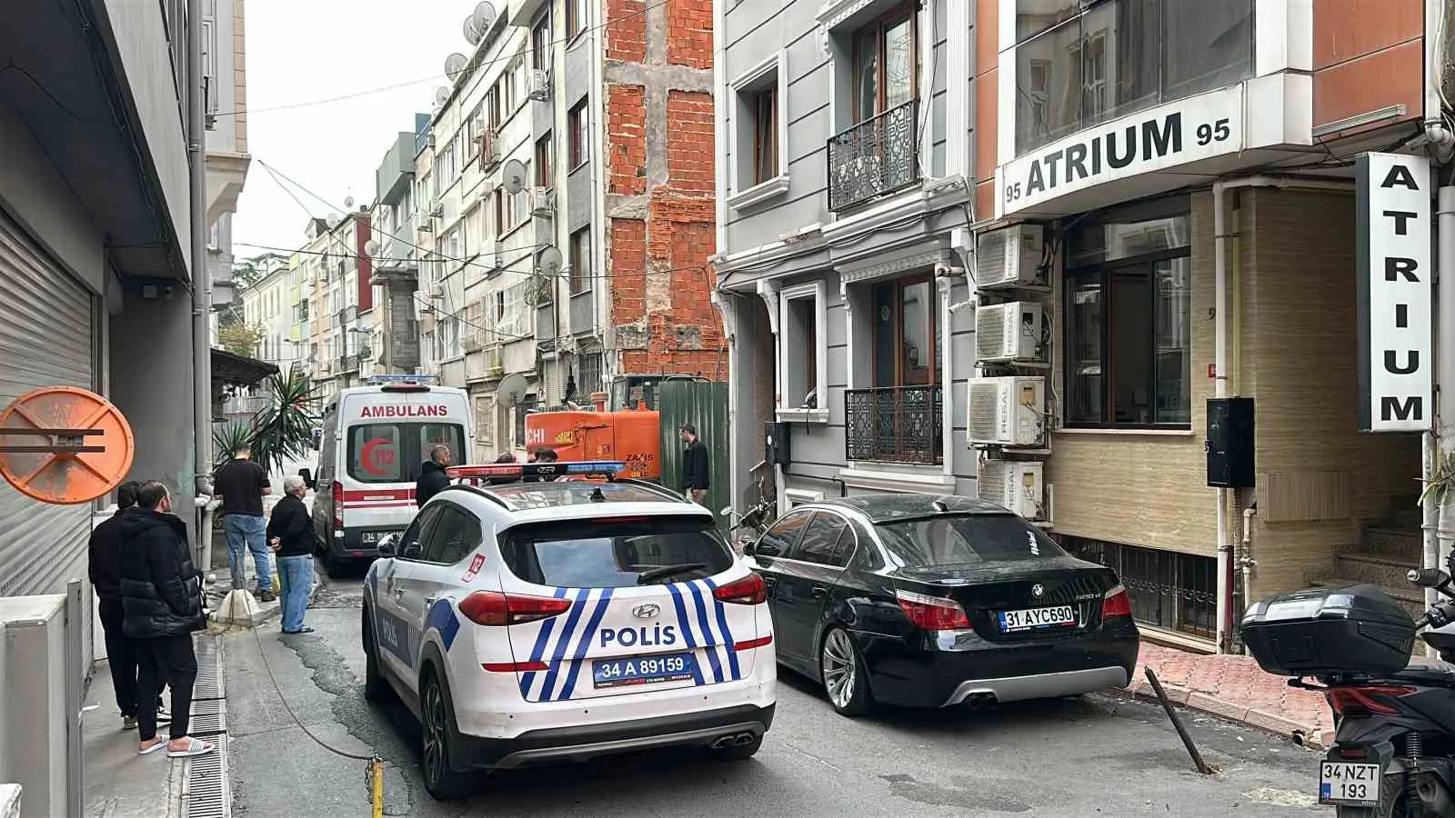 ŞİŞLİ’DE ÇATIYA ÇIKAN GENÇ KADIN APARTMAN BOŞLUĞUNA DÜŞEREK HAYATINI KAYBETTİ