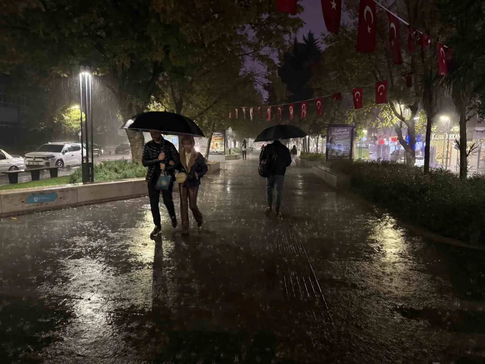 KOCAELİ’DE BEKLENEN SAĞANAK YAĞIŞ AKŞAM SAATLERİNDE ETKİSİNİ GÖSTERMEYE BAŞLADI. YAĞIŞLA BİRLİKTE CADDE VE SOKAKLAR BÜYÜK ÖLÇÜDE BOŞ KALDI