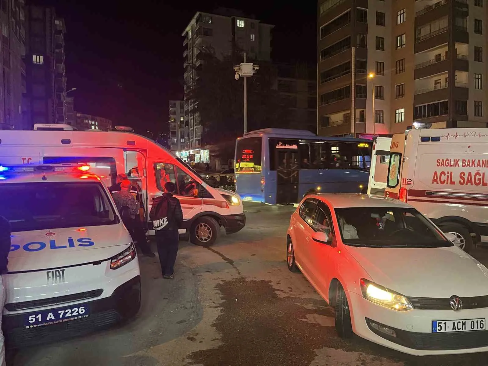 NİĞDE'DE 9 KATLI BİNANIN EN ÜST KATINDA ÇIKAN YANGINDA DUMANDAN ETKİLENEN 5 KİŞİ HASTANEYE KALDIRILDI. DUMANDAN ETKİLENEN 5 KİŞİ SAĞLIK EKİPLERİNCE OLAY YERİNDE YAPILAN İLK MÜDAHALENİN ARDINDAN AMBULANSLARLA HASTANEYE KALDIRILDI.