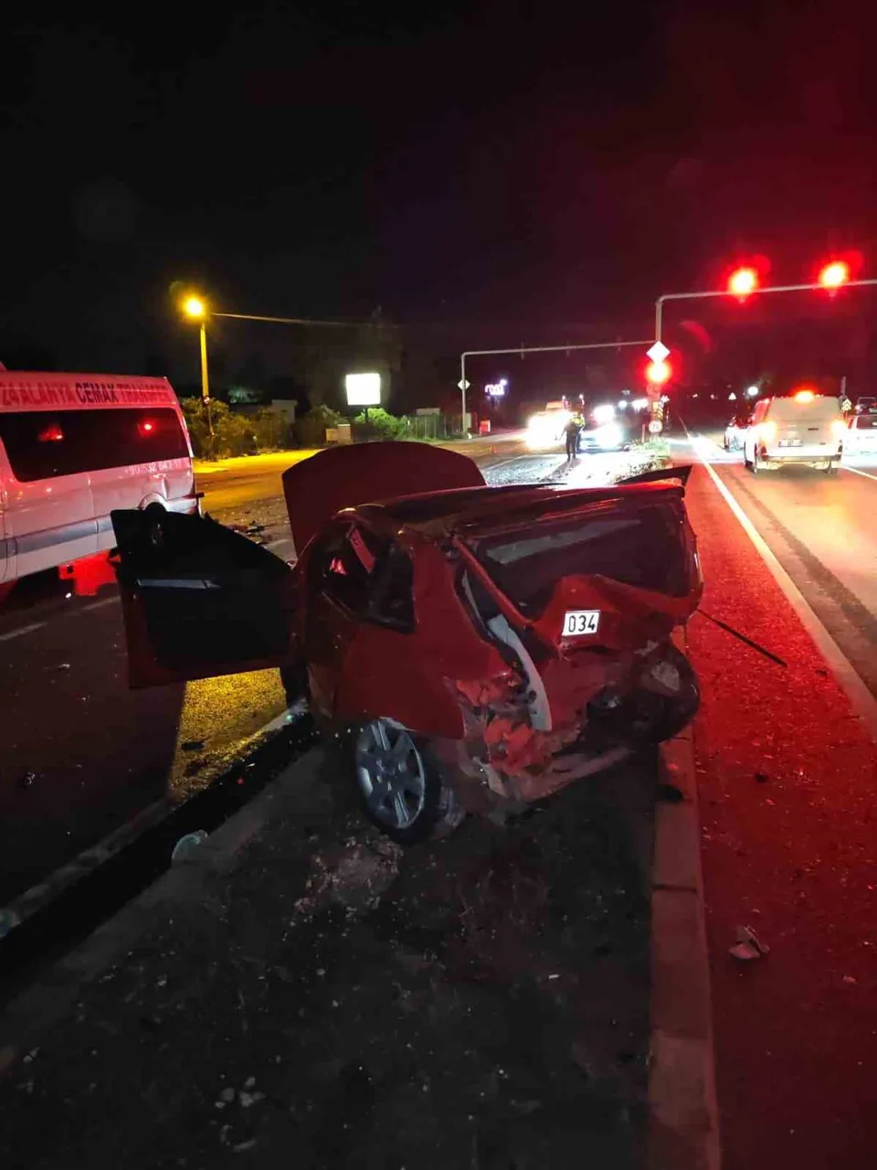 ANTALYA’NIN MANAVGAT İLÇESİNDE ALKOLLÜ SÜRÜCÜNÜN KULLANDIĞI OTOMOBİLİN AYNI İSTİKAMETTEKİ ARACA ÇARPMASI SONUCU MEYDANA GELEN ÜÇ ARAÇLI ZİNCİRLEME KAZADA 4 KİŞİ YARALANDI. KAZAYA KARIŞAN ARAÇTAKİLER VE ARAÇLARINI PARK EDEN DİĞER SÜRÜCÜLER, YARALILARIN YARDIMINA KOŞTU. O ANLAR GÜVENLİK KAMERASINA YANSIDI.
