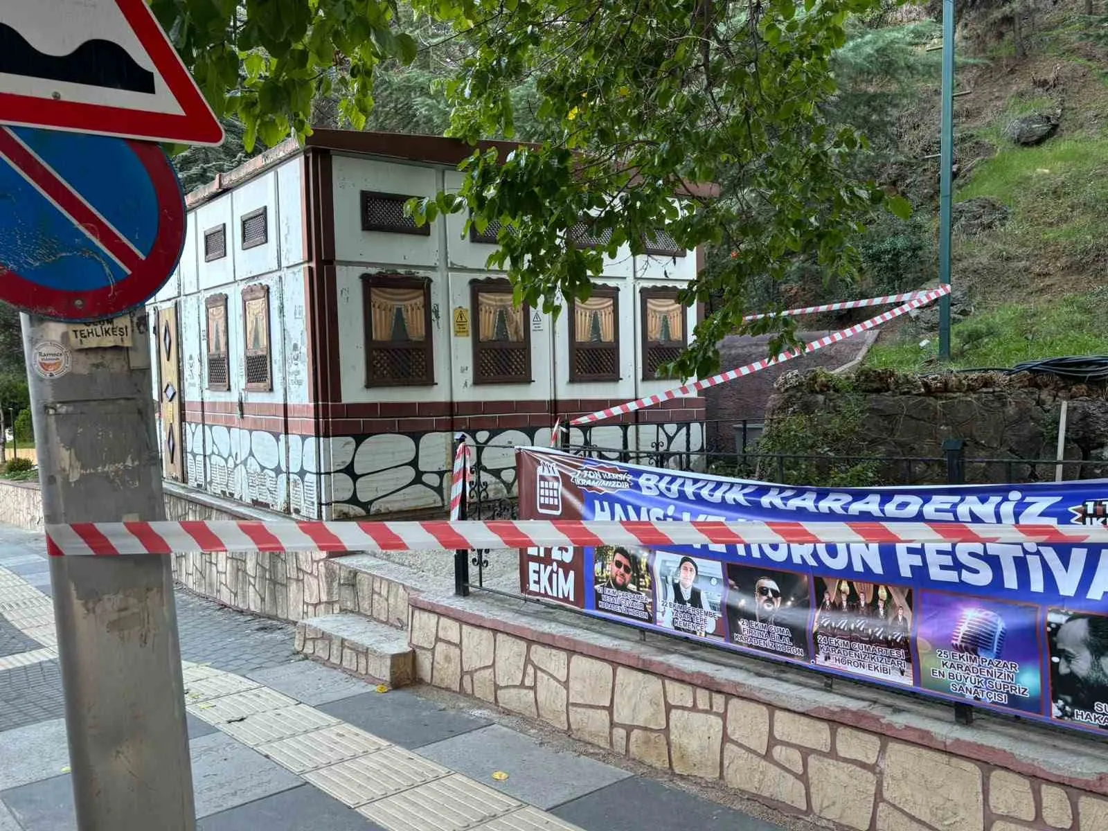 ŞAHSIN CENAZESİ OTOPSİ İÇİN ADLİ TIP KURUMU'NA KALDIRILIRKEN, OLAYA İLİŞKİN SORUŞTURMA BAŞLATILDI.