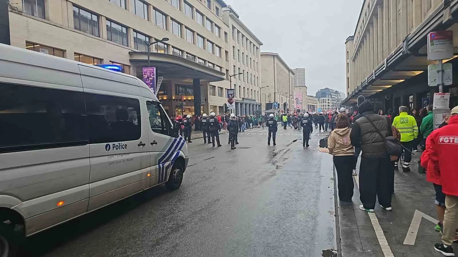 BELÇİKA'DA HÜKÜMETİN 2029 YILINA KADAR İHTİYACI OLAN 10 MİLYAR EUROYU BULMAK İÇİN HAZIRLADIĞI KEMER SIKMA POLİTİKALARI PROTESTO EDİLDİ. ÖĞRENCİ GRUPLARININ DA KATILDIĞI PROTESTOLARDA POLİS VE GÖSTERİCİLER ARASINDA YAŞANAN ARBEDE ŞEHRİ SAVAŞ ALANINA ÇEVİRDİ.