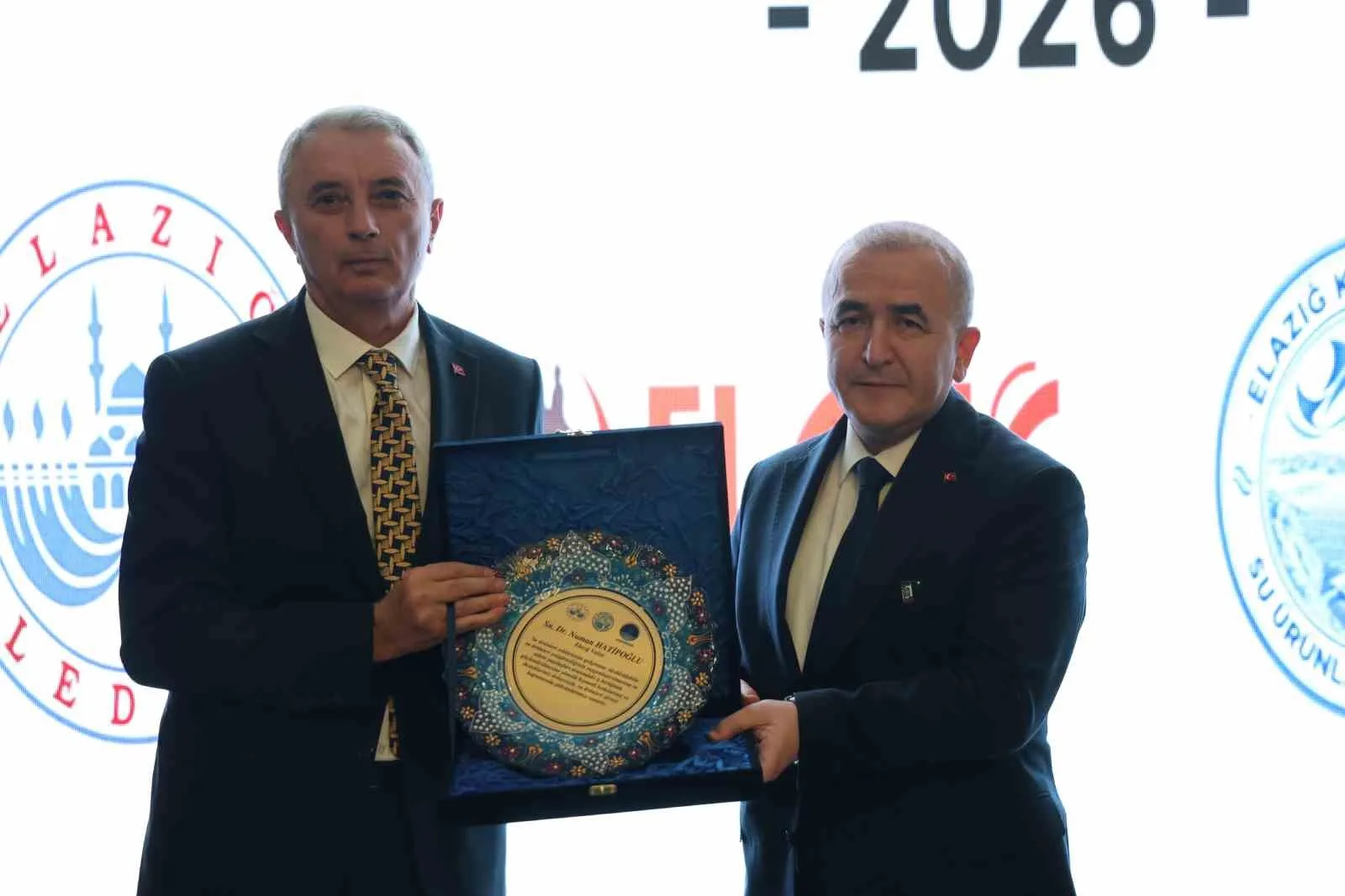 TARIM VE ORMAN BAKANLIĞI BALIKÇILIK VE SU ÜRÜNLERİ GENEL MÜDÜRÜ TURGAY TÜRKYILMAZ'A (SOLDA) PLAKET VERİLDİ