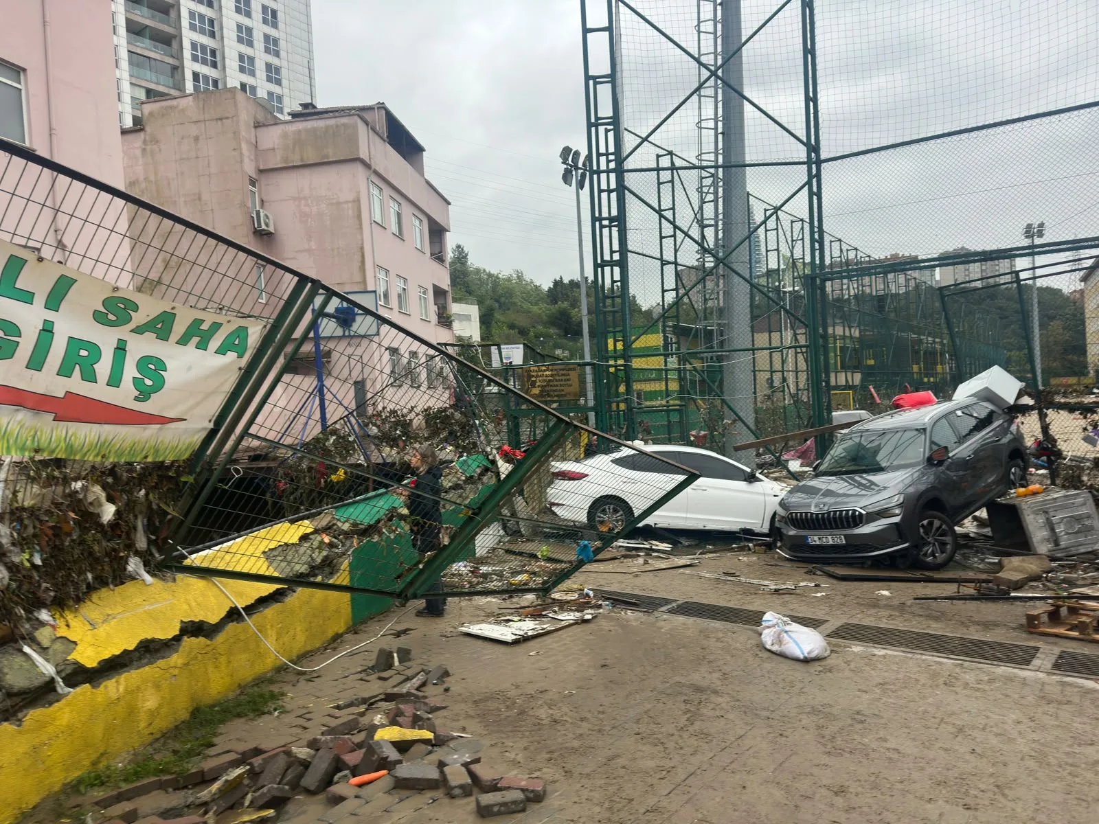 İstanbul Valiliği: Yağış nedeniyle ölü sayısı 3'e yükseldi, kayıp sayısı 4 — fotoğraf 2