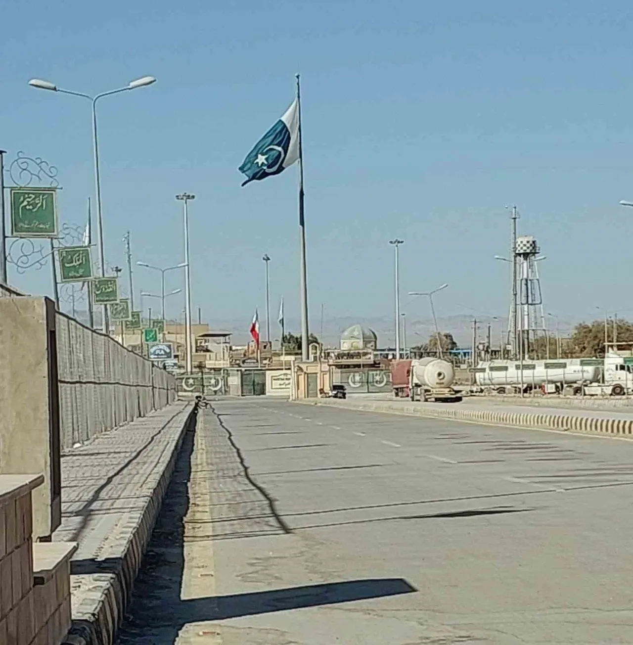 PAKİSTAN, GÜVENLİK GEREKÇESİYLE İRAN İLE 2 OLAN SINIR KAPISINDA TİCARETİ DURDURDU