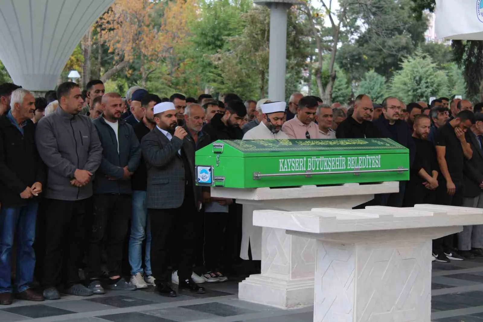 ÖĞRETMENİ SON YOLCULUĞUNA MESLEKTAŞLARI VE AİLESİ UĞURLADI.