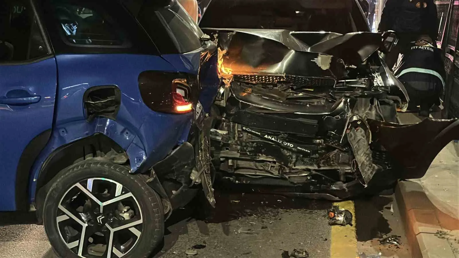 SAKARYA'NIN ADAPAZARI İLÇESİNDE GECE SAATLERİNDE 3 ARACIN KARIŞTIĞI TRAFİK KAZASINDA 4 KİŞİ YARALANDI.