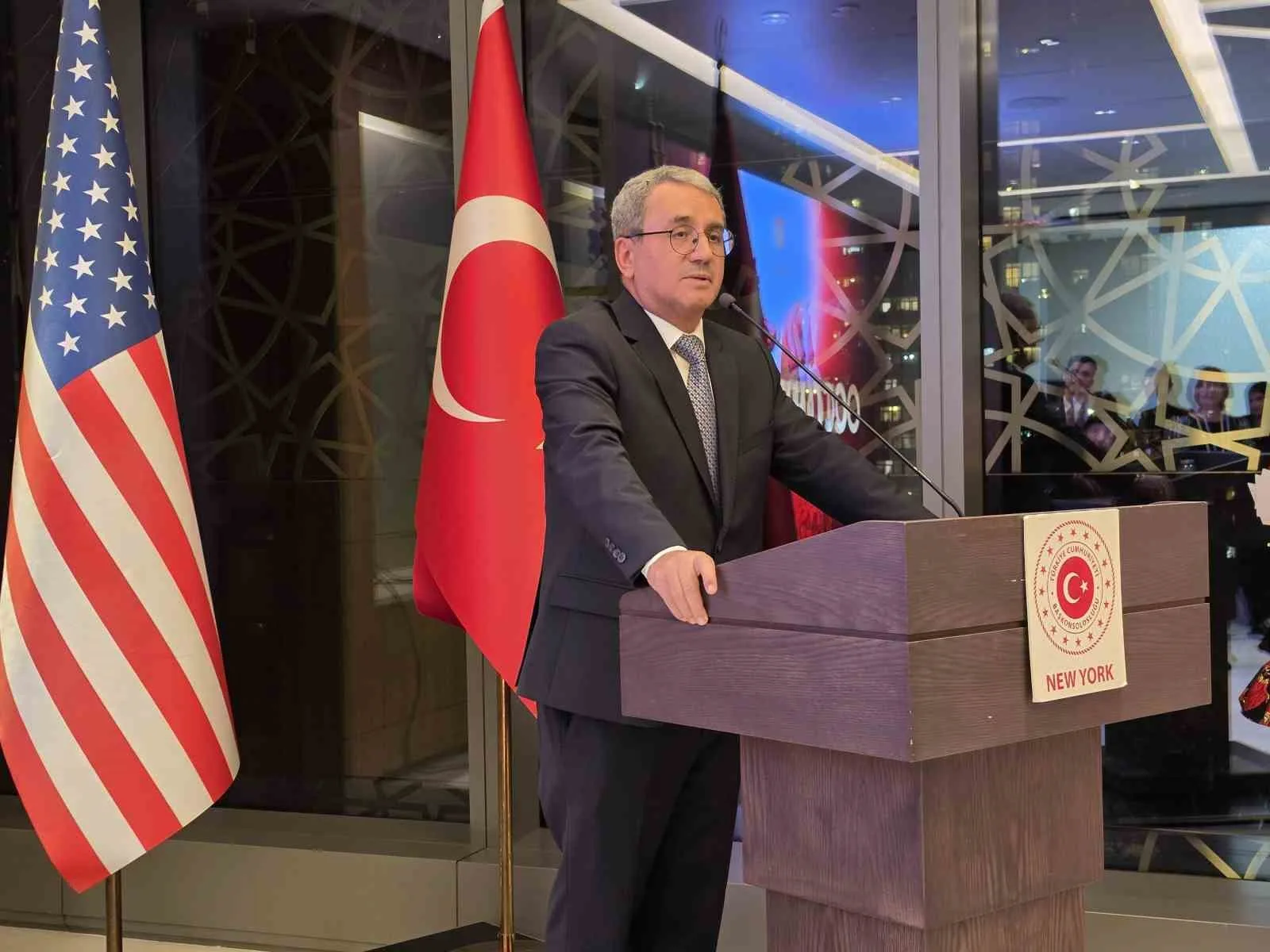 TÜRKİYE'NİN BİRLEŞMİŞ MİLLETLER (BM) DAİMİ TEMSİLCİSİ BÜYÜKELÇİ AHMET YILDIZ, CUMHURBAŞKANI RECEP TAYYİP ERDOĞAN'IN BÜYÜKELÇİ FERİDUN SİNİRLİOĞLU'NU BİRLEŞMİŞ MİLLETLER (BM) GENEL SEKRETERLİĞİ'NE ADAY GÖSTERDİĞİNİ AÇIKLADI.