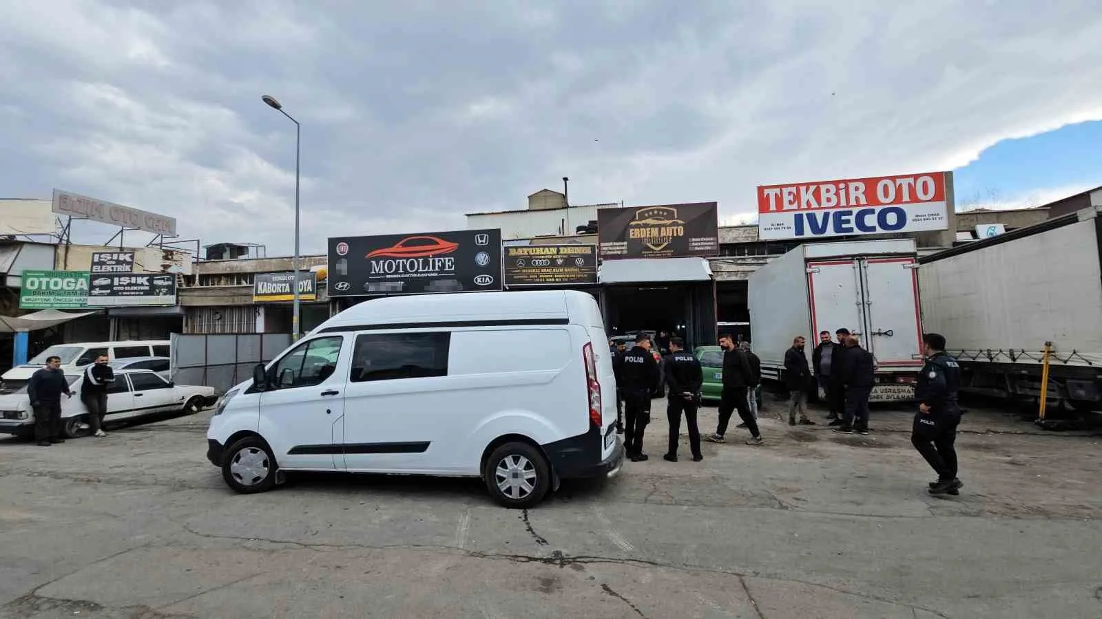 KAYSERİ'NİN KOCASİNAN İLÇESİNDE BİR OTO TAMİRCİSİNDE ÇIKAN KAVGADA SİLAHLA VURULAN 1'İ AĞIR 3 KİŞİ YARALANDI.