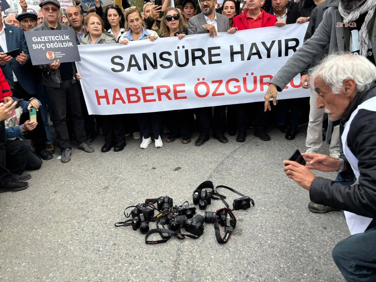 Basın meslek örgütleri Kadıköy'de özgür basın için yürüdü — fotoğraf 2