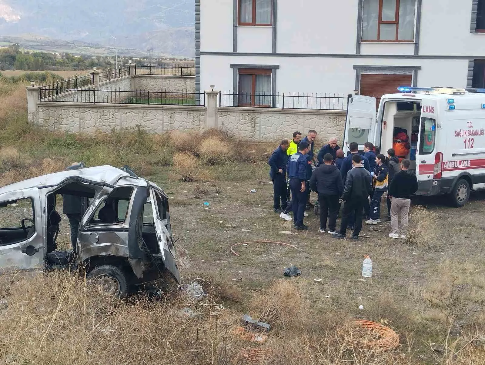 SİVAS’IN SUŞEHRİ İLÇESİNDE YOLDAN ÇIKAN HAFİF TİCARİ ARAÇ BARİYERLERİ AŞARAK ŞARAMPOLE UÇTU, ARAÇTA BULUNAN 3’Ü AĞIR 5 KİŞİ YARALANDI.