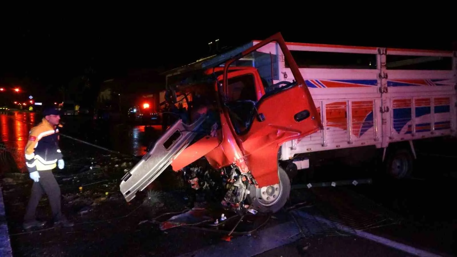 ANTALYA’NIN MANAVGAT İLÇESİNDE SEYİR HALİNDEYKEN, REFÜJÜ AŞARAK KARŞI ŞERİDE GEÇEN KAMYONUN 2 OTOMOBİLE ÇARPMASI SONUCU MEYDANA GELEN KAZADA 3 KİŞİ YARALANDI. KAMYONUN REFÜJÜ AŞIP DİĞER ARAÇLARA ÇARPMA ANI GÜVENLİK KAMERASINA SANİYE SANİYE YANSIDI.