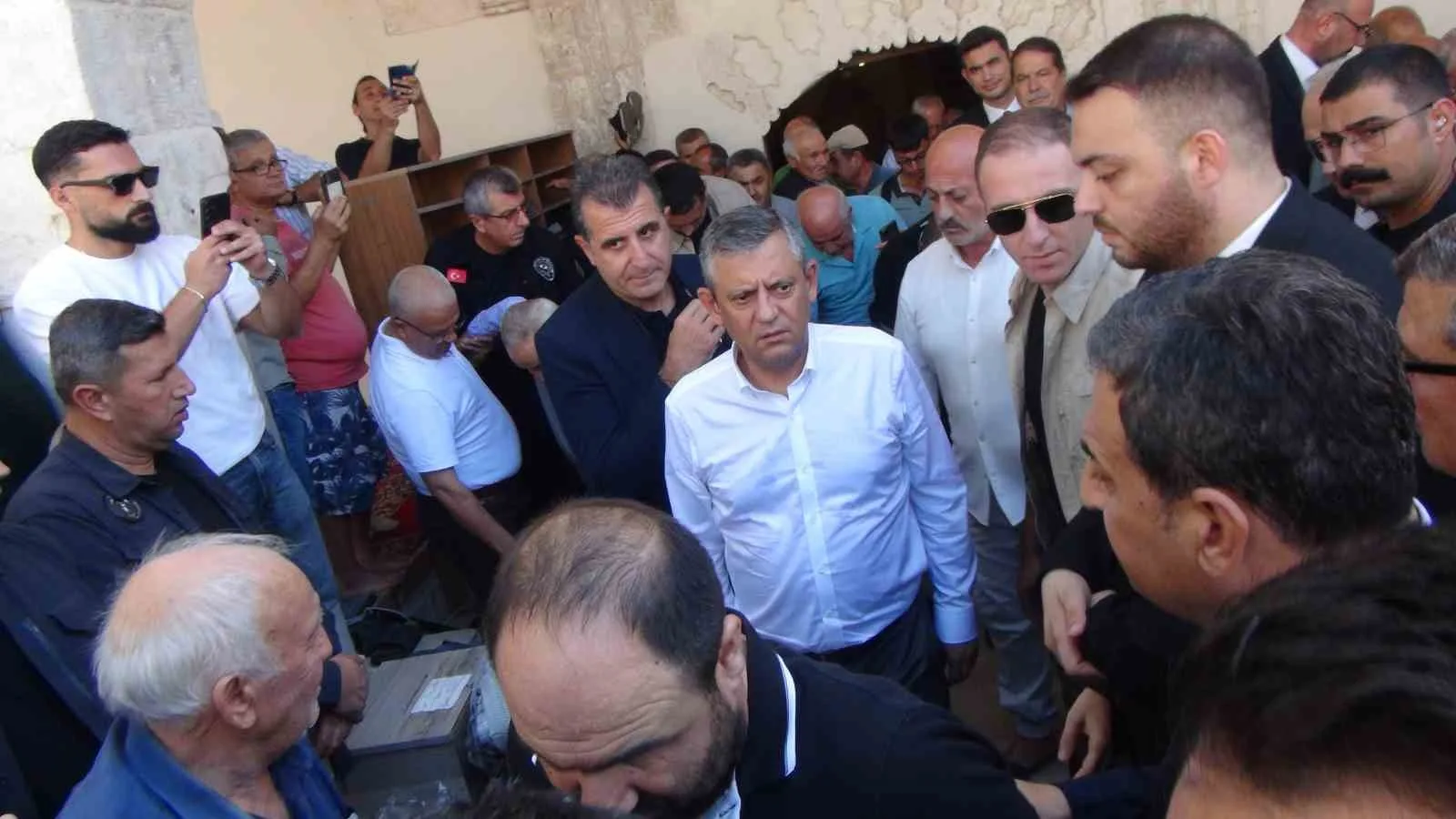 ÖZGÜR ÖZEL SİLİFKE’DE CUMA NAMAZI KILIP PARTİLİLERE SESLENDİ