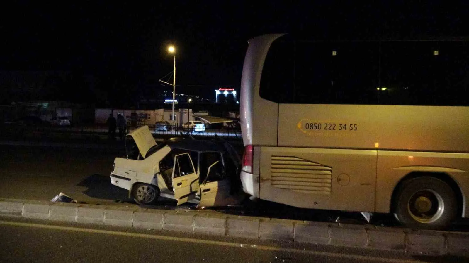 MALATYA’DA OTOBÜSE ÇARPIP ALTINA GİREN OTOMOBİLDEKİ 3 KİŞİ YARALANDI