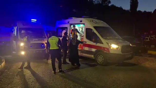ZONGULDAK'TA İKİ ARACIN KAVŞAKTA ÇARPIŞTIĞI KAZADA 6 KİŞİ YARALANDI. YARALILAR İLK MÜDAHALELERİNİN ARDINDAN ÇEŞİTLİ HASTANELERE KALDIRILDI.