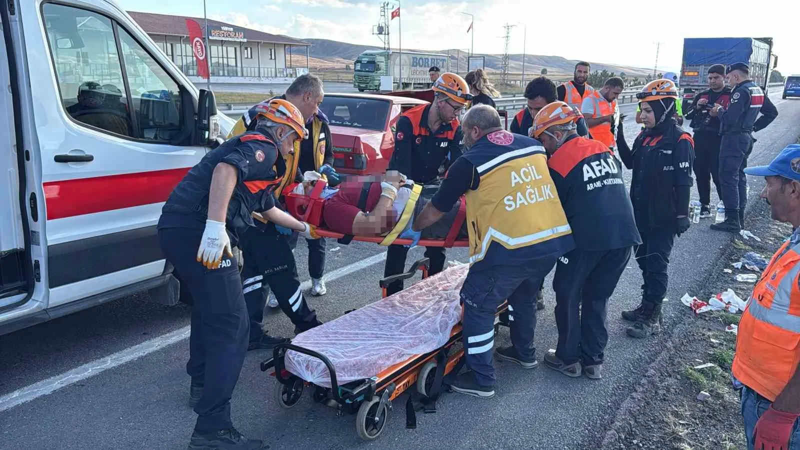 SİVAS-KAYSERİ KARAYOLUNDA SEYİR HALİNDEKİ OTOMOBİLİN TIRA ÇARPTIĞI KAZADA 6 KİŞİ YARALANDI.