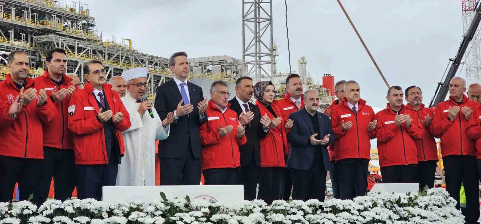 TÜRKİYE'NİN İLK YÜZER DOĞAL GAZ İŞLEME TESİSİ OSMAN GAZİ YÜZER ÜRETİM PLATFORMU, ZONGULDAK'IN FİLYOS BELDESİNDEN SAKARYA GAZ SAHASI'NA UĞURLANDI. ENERJİ VE TABİİ KAYNAKLAR BAKANI ALPARSLAN BAYRAKTAR, KARADENİZ'DEKİ DOĞAL GAZ ÜRETİMİNİN 2027 YILINDA GÜNLÜK 20 MİLYON, 2028 YILINDA İSE 45 MİLYON METREKÜPE ÇIKARILMASININ HEDEFLENDİĞİNİ AÇIKLADI. BAYRAKTAR, YENİ ÜRETİM KAPASİTESİYLE 2028 YILINDA YAKLAŞIK 17 MİLYON HANENİN KARADENİZ GAZINI KULLANACAĞINI SÖYLEDİ.