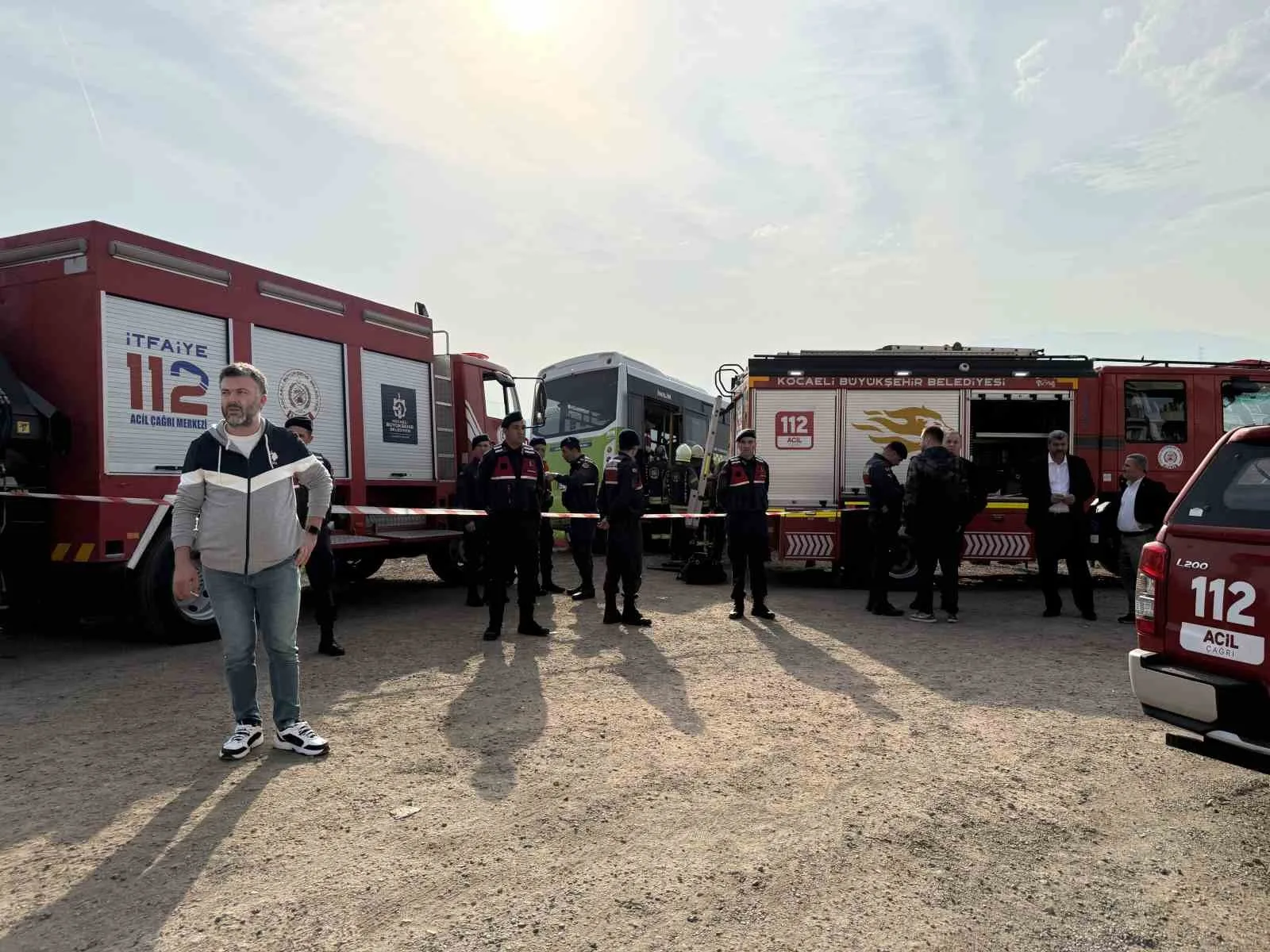 İZMİT İLÇESİNDE ÖZEL HALK OTOBÜSÜ SÜRÜCÜSÜ, SON DURAĞA ULAŞIP ARACINDAN İNDİKTEN SONRA HENÜZ BİLİNMEYEN BİR SEBEPLE OTOBÜSÜN ALTINDA KALARAK HAYATINI KAYBETTİ.