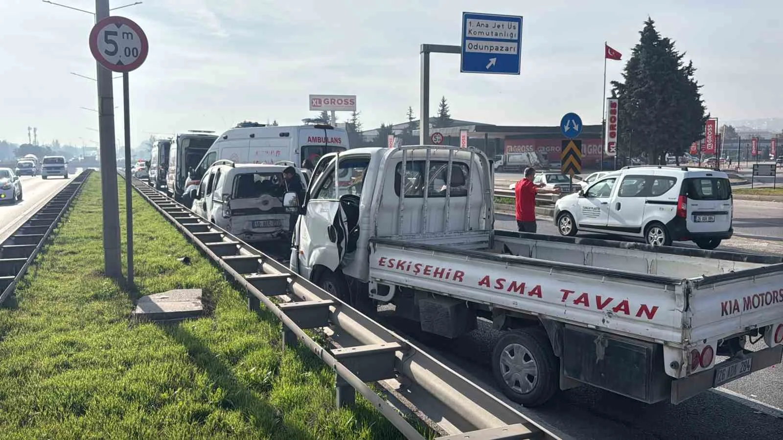 ESKİŞEHİR ÇEVREYOLU ANKARA İSTİKAMETİNDE İKİ ARACIN KARIŞMASIYLA MEYDANA GELEN TRAFİK KAZASINDA, 4'Ü ÇOCUK TOPLAM 7 KİŞİ HAFİF ŞEKİLDE YARALANDI.
