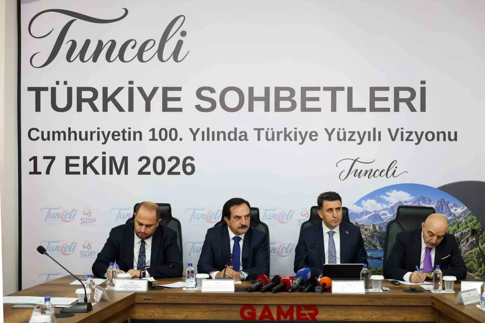 CUMHURBAŞKANI DANIŞMANI, SİVİL DAYANIŞMA PLATFORMU BAŞKANI AYHAN OĞAN, "TERÖRSÜZ TÜRKİYE’YE GEÇİŞ SÜRECİ BÖLGEDEN, SİYASETTEN, MECLİSTEN TERÖR VESAYETİNİN ARINDIRILMASI DEMEKTİR. ARTIK TÜRKİYE’DE BİR HAK ARAMAK İÇİN VEYA BİR HAK İDDİASI İÇİN VEYA BİR BAŞKA SEBEPTEN DOLAYI SİLAHLANMAYA VE TERÖR EYLEMİ YAPMAYA GEREK YOK DEMEKTİR" DEDİ.
