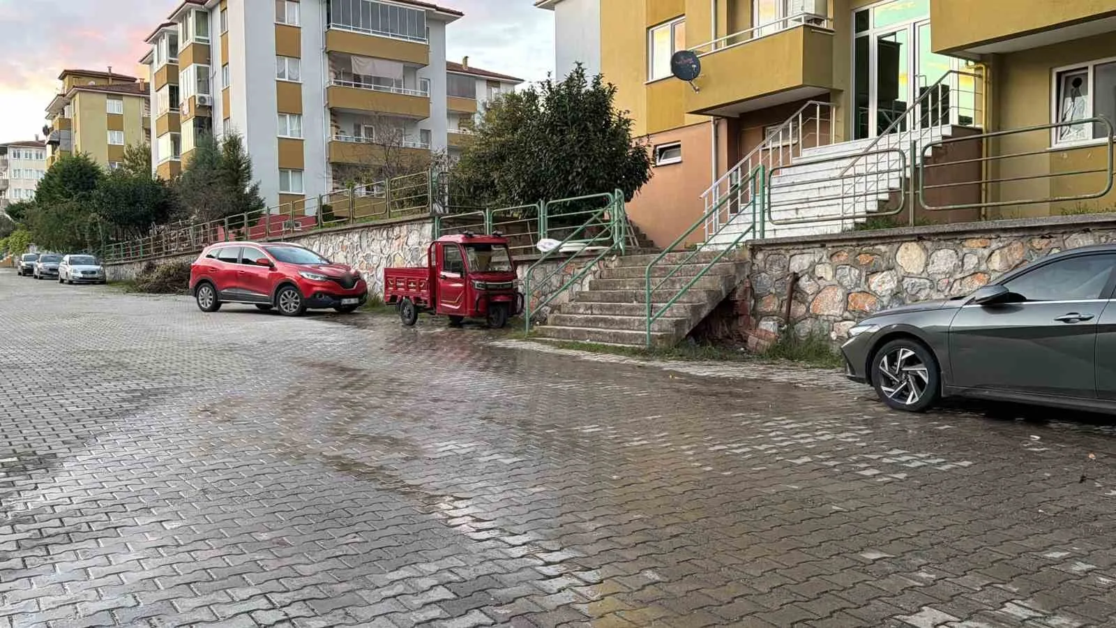 SAKARYA'NIN ADAPAZARI İLÇESİNDE, TAŞINDIĞI EVDE KALAN SON EŞYALARINI ALMAYA GELEN 35 YAŞINDAKİ ADAM, DAHA ÖNCEDEN HUSUMETLİ OLDUĞU ALT KAT KOMŞUSU TARAFINDAN SİLAHLA VURULARAK ÖLDÜRÜLDÜ.