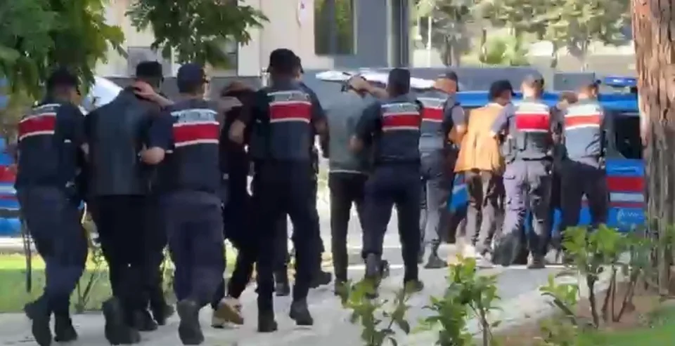 GAZİANTEP MERKEZLİ 3 İLDE DEAŞ SİLAHLI TERÖR ÖRGÜTÜNE YÖNELİK YAPILAN OPERASYONDA 5 ŞÜPHELİ GÖZALTINA ALINDI.