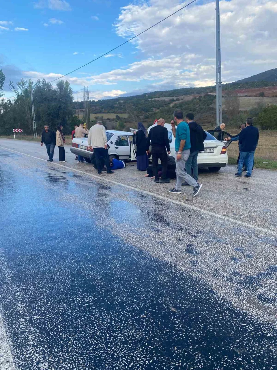 ZİLE – TURHAL KARAYOLU’NDA İKİ OTOMOBİL KAFA KAFAYA ÇARPIŞTI. MEYDANA GELEN KAZADA 5 KİŞİ YARALANDI.