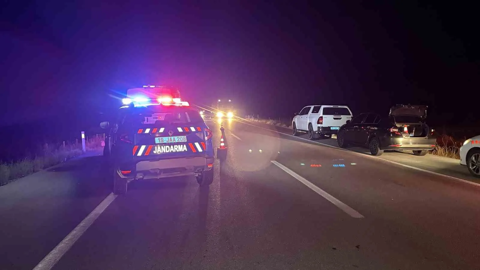 ÇORUM'DA OTOMOBİL İLE CİPİN ÇARPIŞMASI NETİCESİNDE MEYDANA GELEN KAZADA 1'İ ÇOCUK 4 KİŞİ HAYATINI KAYBEDERKEN, 1 KİŞİ DE AĞIR YARALANDI. KAZADA ÖLEN İKİ KİŞİNİN İSE DÜN NİŞANLANAN ÇİFT OLDUĞU ÖĞRENİLDİ.