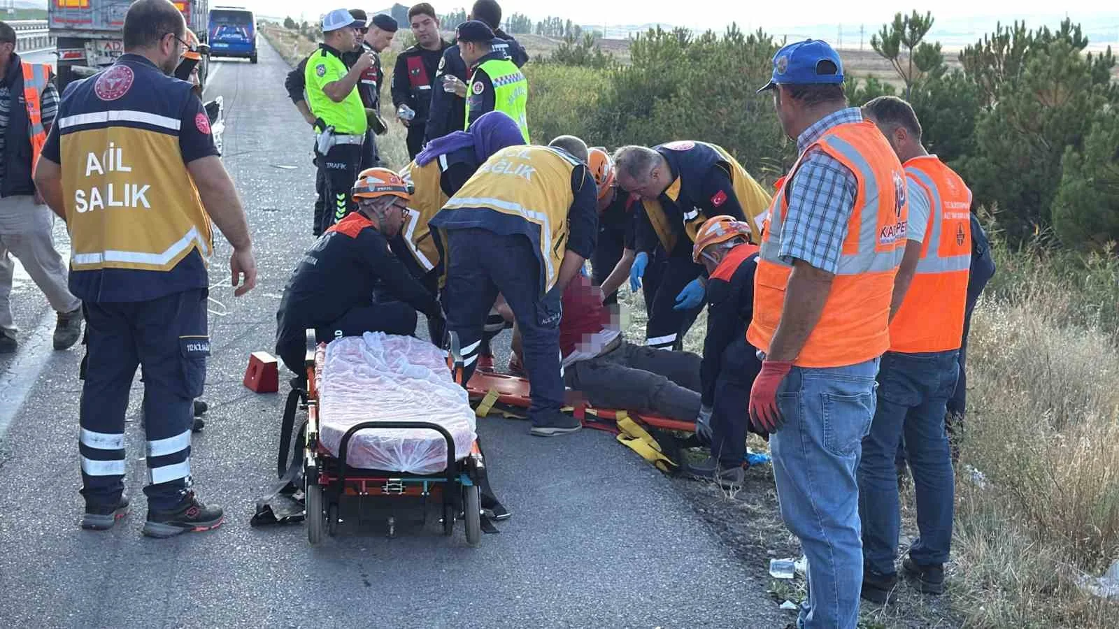 SİVAS-KAYSERİ KARAYOLUNDA SEYİR HALİNDEKİ OTOMOBİLİN TIRA ÇARPTIĞI KAZADA 6 KİŞİ YARALANDI.