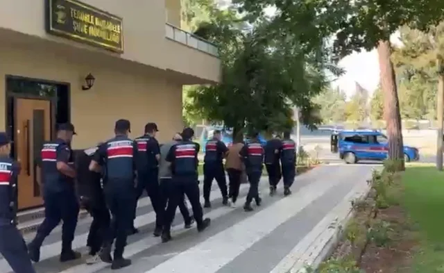 GAZİANTEP MERKEZLİ 3 İLDE DEAŞ SİLAHLI TERÖR ÖRGÜTÜNE YÖNELİK YAPILAN OPERASYONDA 5 ŞÜPHELİ GÖZALTINA ALINDI.