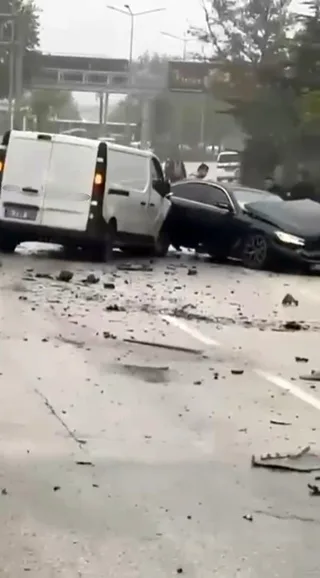BURSA'NIN OSMANGAZİ İLÇESİNDE YAĞIŞ NEDENİYLE KAYGANLAŞAN YOLDA MEYDANA GELEN ZİNCİRLEME TRAFİK KAZASINDA 5 ARAÇ BİRBİRİNE GİRDİ. KAZADA YARALANAN 5 KİŞİ HASTANEYE KALDIRILIRKEN, OLAYLA İLGİLİ İNCELEME BAŞLATILDI.