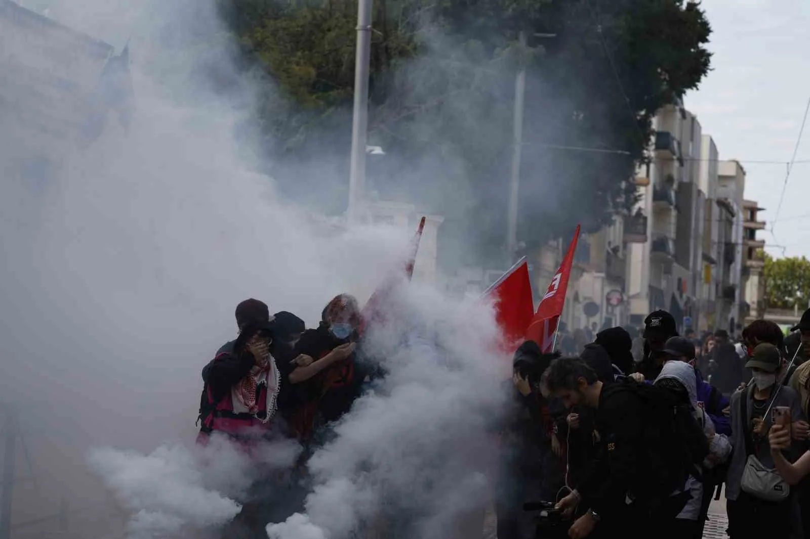 FRANSA'DA YAKLAŞIK 10 GÜN ÖNCE ÖĞRETMEN EKSİKLİĞİ VE EĞİTİM ŞARTLARINA TEPKİ OLARAK BAŞLAYAN LİSE EYLEMLERİ ÜLKE GENELİNE YAYILDI. EYLEMLER NEDENİYLE ÜLKE GENELİNDE YAKLAŞIK 400 LİSEDE EĞİTİME ARA VERİLİRKEN, EN AZ 600 KİŞİ GÖZALTINA ALINDI.