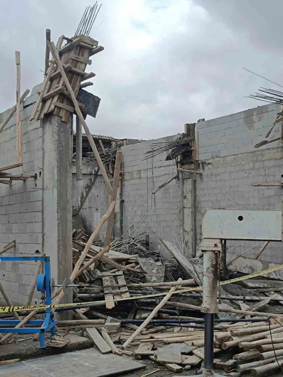 GAZİANTEP'İN NİZİP İLÇESİNDE BİR İNŞAATTA BETON DÖKÜMÜ SIRASINDA AHŞAP KALIP ÇÖKTÜ, 3 İŞÇİ YARALANDI.
