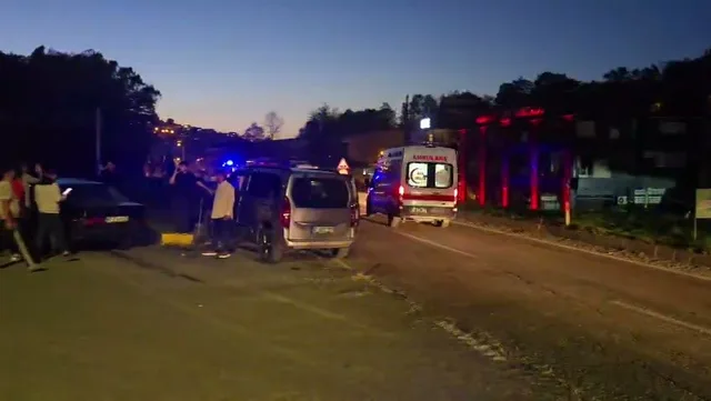 ZONGULDAK'TA İKİ ARACIN KAVŞAKTA ÇARPIŞTIĞI KAZADA 6 KİŞİ YARALANDI. YARALILAR İLK MÜDAHALELERİNİN ARDINDAN ÇEŞİTLİ HASTANELERE KALDIRILDI.