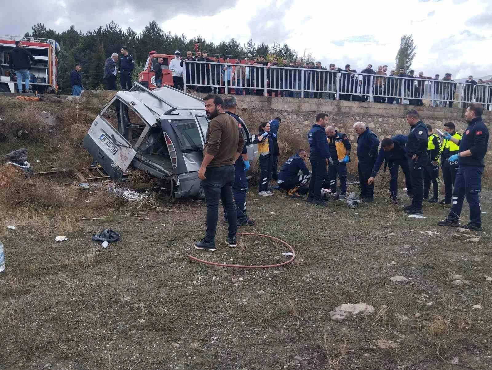 SİVAS’IN SUŞEHRİ İLÇESİNDE YOLDAN ÇIKAN HAFİF TİCARİ ARAÇ BARİYERLERİ AŞARAK ŞARAMPOLE UÇTU, ARAÇTA BULUNAN 3’Ü AĞIR 5 KİŞİ YARALANDI.