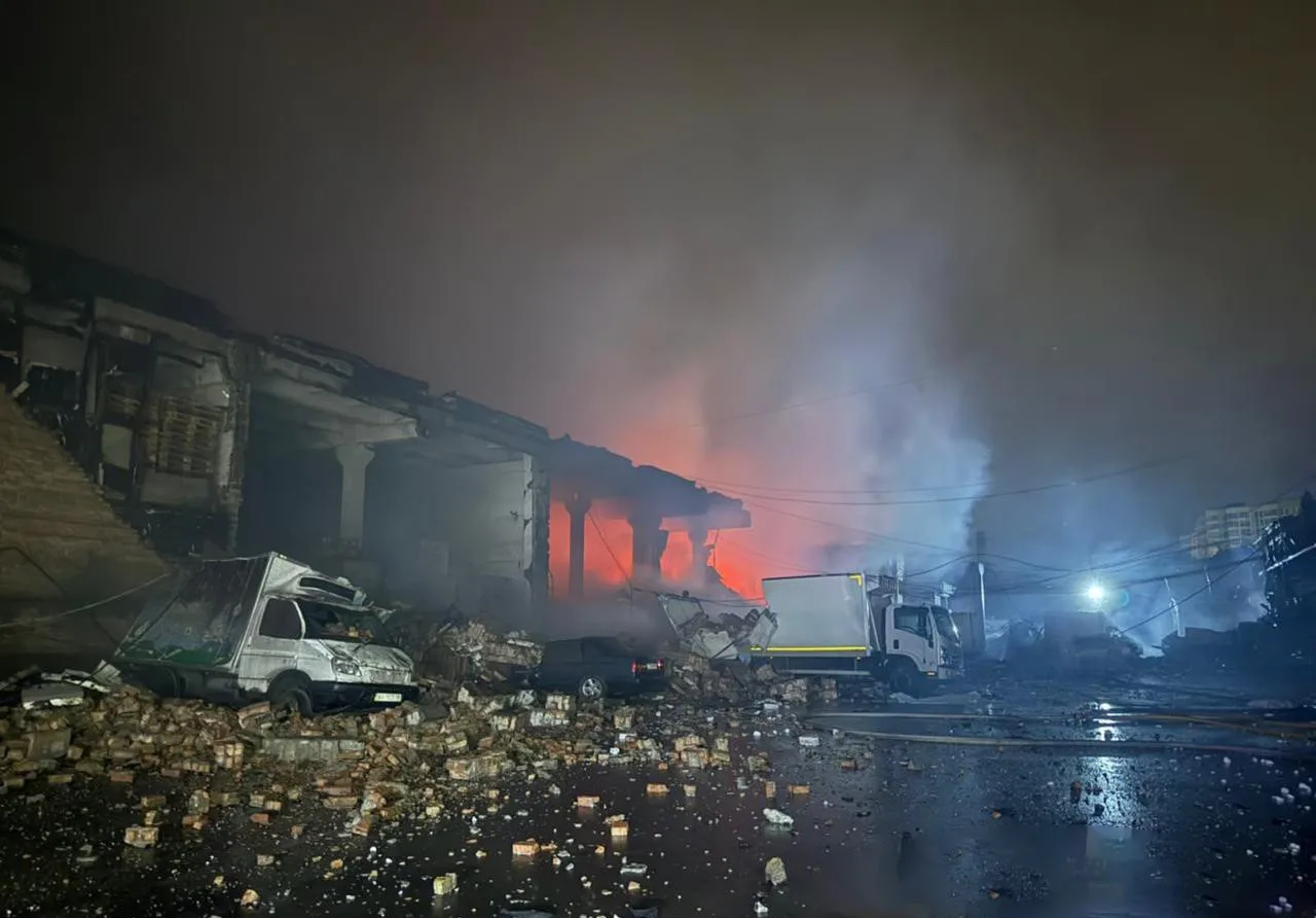 RUS GÜÇLERİNİN UKRAYNA'NIN BAŞKENTİ KİEV'E BALİSTİK FÜZE VE İNSANSIZ HAVA ARAÇLARIYLA (İHA) DÜZENLEDİĞİ SALDIRIDA 2 KİŞİ HAYATINI KAYBEDERKEN, HARKOV'DA SEBZE DEPOSUNA GERÇEKLEŞTİRİKLEN İHA SALDIRISINDA 6 KİŞİ ÖLDÜ.