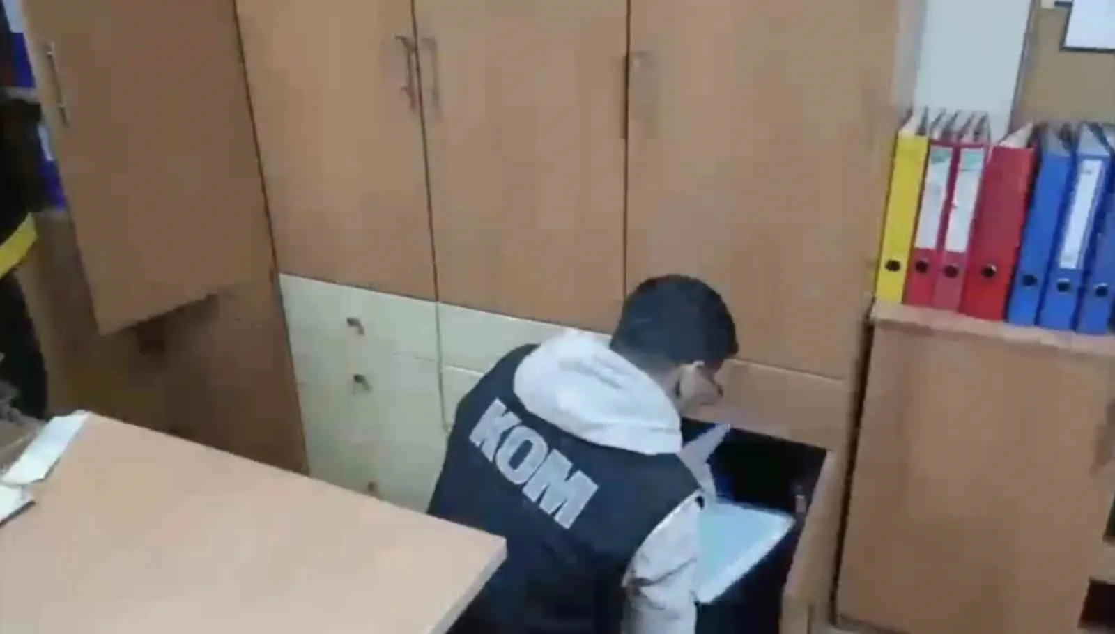 KOCAELİ MERKEZLİ 20 İLİ KAPSAYAN OPERASYONDA, SAHTE BELGE DÜZENLEYEREK HAKSIZ VERGİ İADESİ ALDIKLARI ÖNE SÜRÜLEN 155 FİRMAYA YÖNELİK SORUŞTURMADA 52 ŞÜPHELİ YAKALANDI. ŞÜPHELİLERDEN 31’İ TUTUKLANIRKEN, TOPLAM İŞLEM HACMİNİN 31 MİLYAR 300 MİLYON 142 BİN 753 LİRA 34 KURUŞ OLDUĞU BELİRLENDİ.