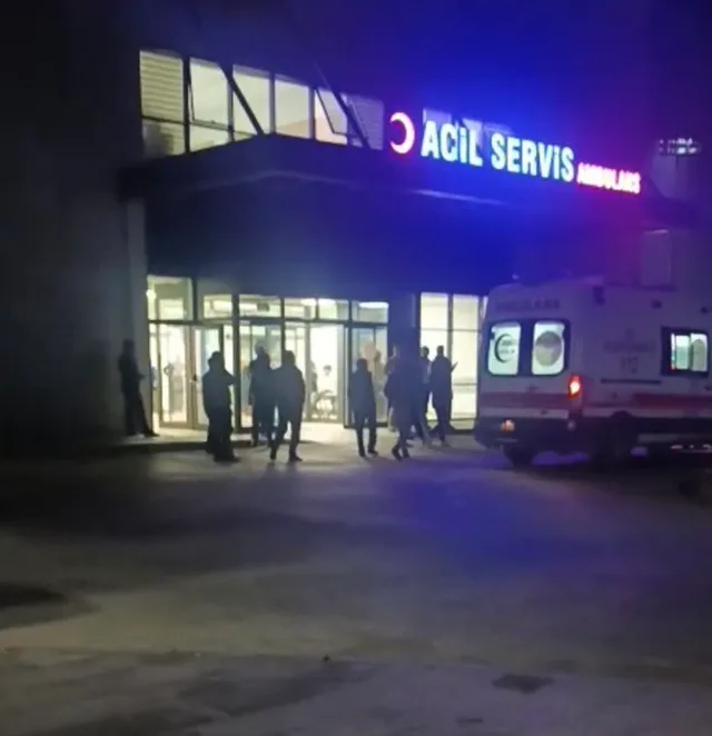 GAZİANTEP'İN NİZİP İLÇESİNDE 1 KİŞİNİN ÖLÜMÜYLE SONUÇLANAN KAVGANIN ÇOCUKLAR İLE KADINLAR ARASINDA BAŞLADIĞI VE DAHA SONRA ERKEKLER ARASINDA DEVAM ETTİĞİ ANLARA AİT GÜVENLİK KAMERA GÖRÜNTÜLERİ ORTAYA ÇIKTI.