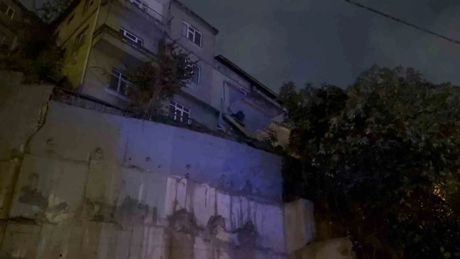 ZONGULDAK'TA İKİ KATLI BİR BİNADA KISMİ GÖÇÜK MEYDANA GELDİ. İHBAR ÜZERİNE POLİS VE İTFAİYE EKİPLERİ HAREKETE GEÇTİ. BİNANIN ÖNÜNDEKİ İSTİNAT DUVARLARINDA DA ÇATLAKLAR TESPİT EDİLDİ.