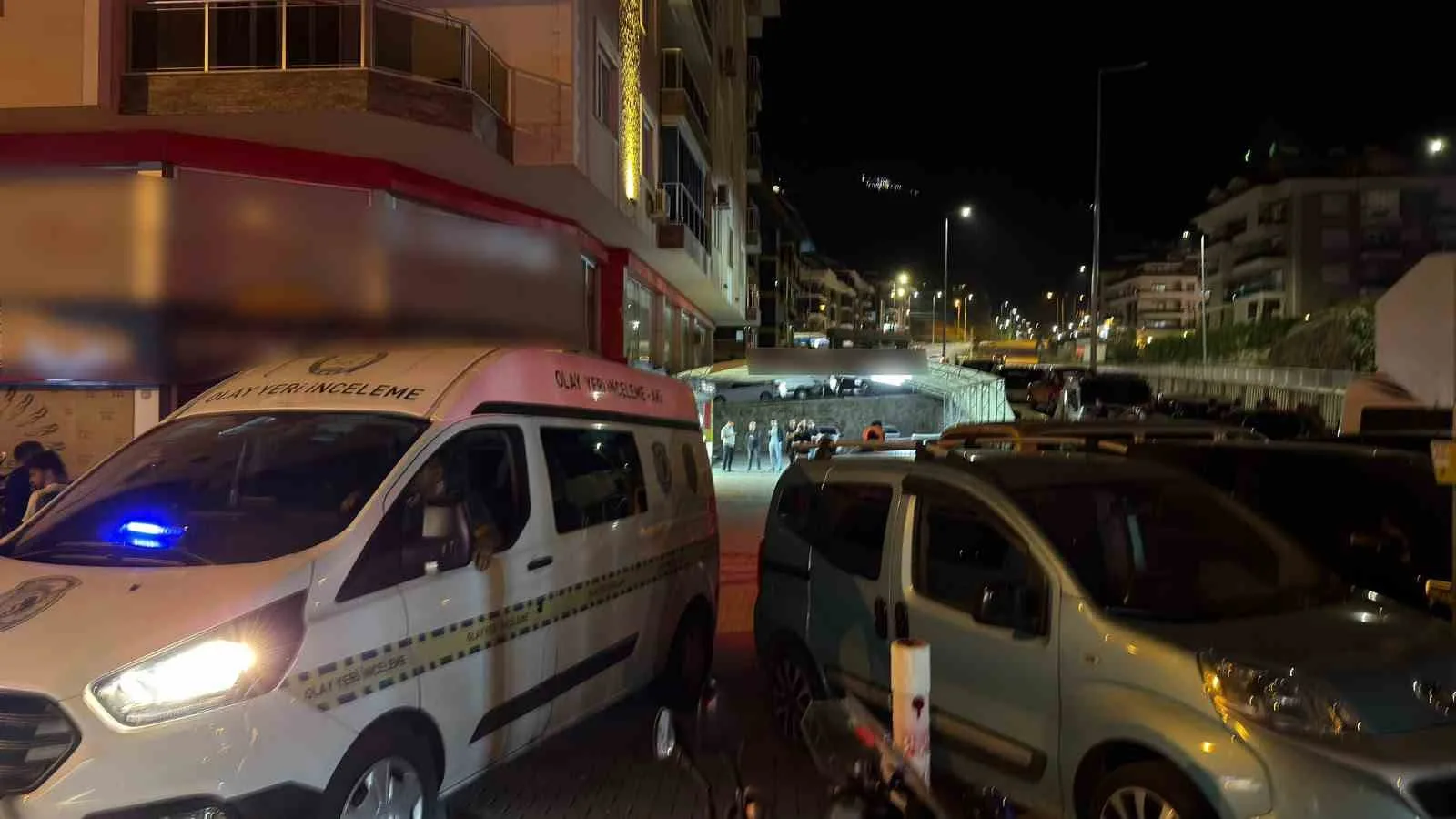 ANTALYA’NIN ALANYA İLÇESİNDE BİR OTO YIKAMA DÜKKANINDA ÇIKAN SİLAHLI OLAYDA 1 KİŞİ HAYATINI KAYBETTİ, 2 KİŞİ YARALANDI.