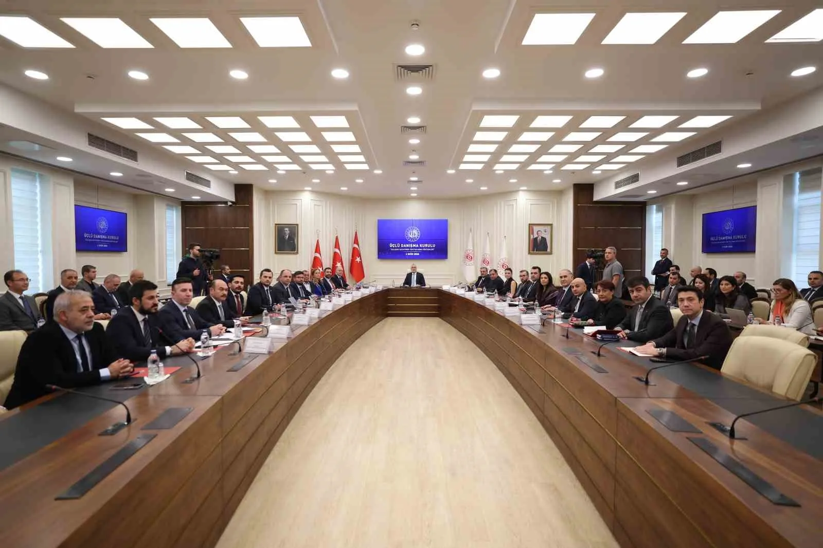ÇALIŞMA VE SOSYAL GÜVENLİK BAKANI VEDAT IŞIKHAN, "İŞSİZLİK ORANIMIZ YAKLAŞIK 40 AYDIR TEK HANELİ SEVİYELERDE SEYREDİYOR VE SON AÇIKLANAN AĞUSTOS VERİSİNDE DE YÜZDE 7,8’E GERİLEMİŞ DURUMDA" DEDİ.