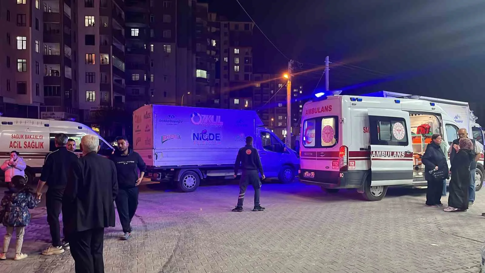 NİĞDE'DE 9 KATLI BİNANIN EN ÜST KATINDA ÇIKAN YANGINDA DUMANDAN ETKİLENEN 5 KİŞİ HASTANEYE KALDIRILDI. DUMANDAN ETKİLENEN 5 KİŞİ SAĞLIK EKİPLERİNCE OLAY YERİNDE YAPILAN İLK MÜDAHALENİN ARDINDAN AMBULANSLARLA HASTANEYE KALDIRILDI.